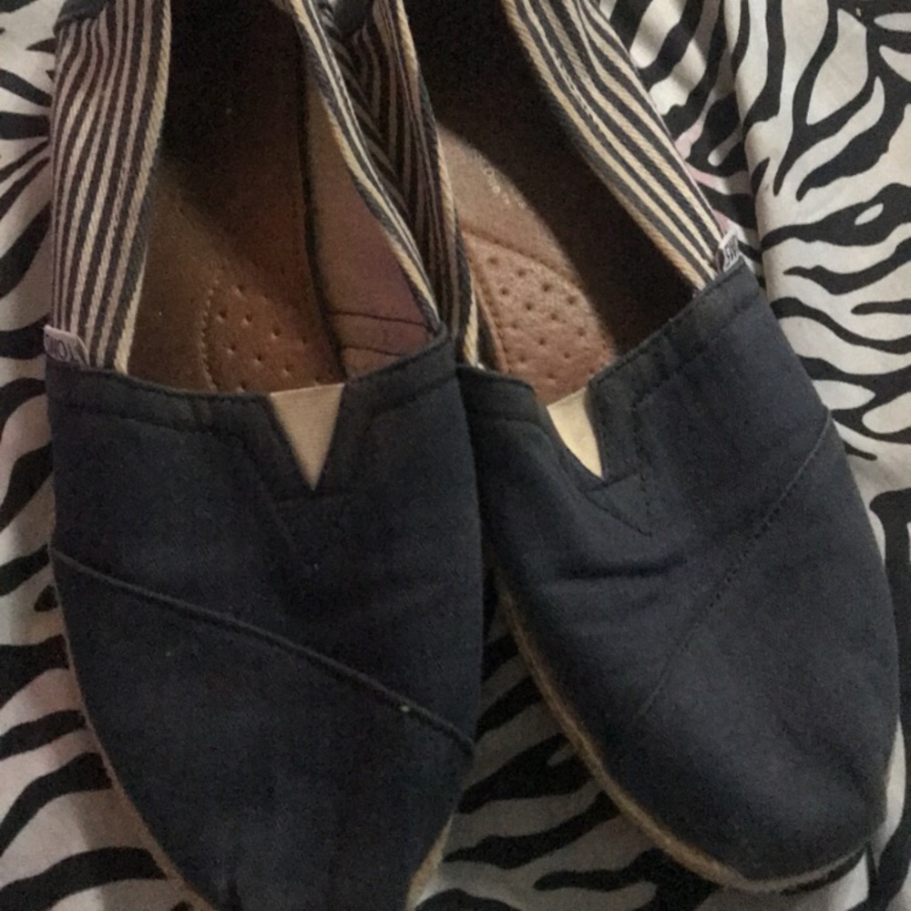 Navy blue striped toms
